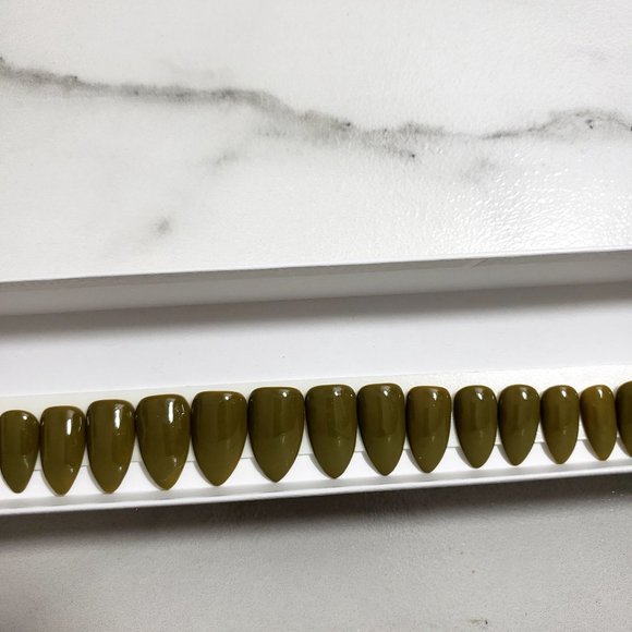 Short Stiletto Fall Green Set of 22 Nails - Picture 2 of 4